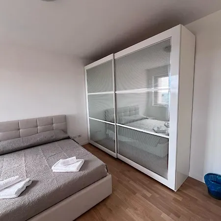 Petrocelli Apartment *